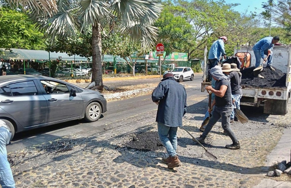 Gobierno de Riult Rivera realiza trabajos de bacheo en la Av. Venustiano Carranza para mejorar las vialidades de la capital de Colima