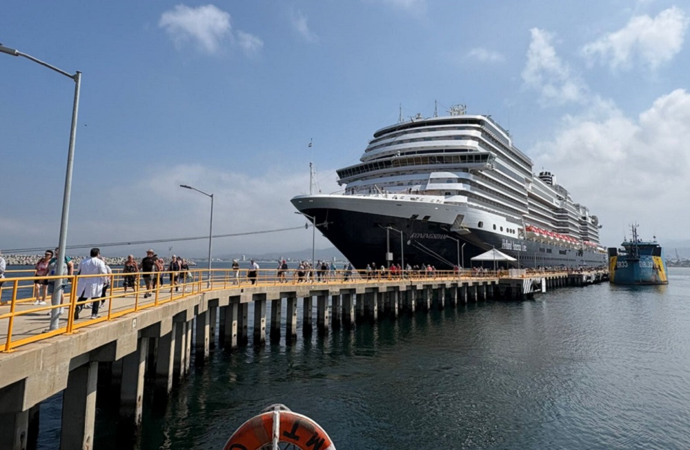 Arriba a Manzanillo el crucero Koningsdam con 2450 turistas y más de mil tripulantes