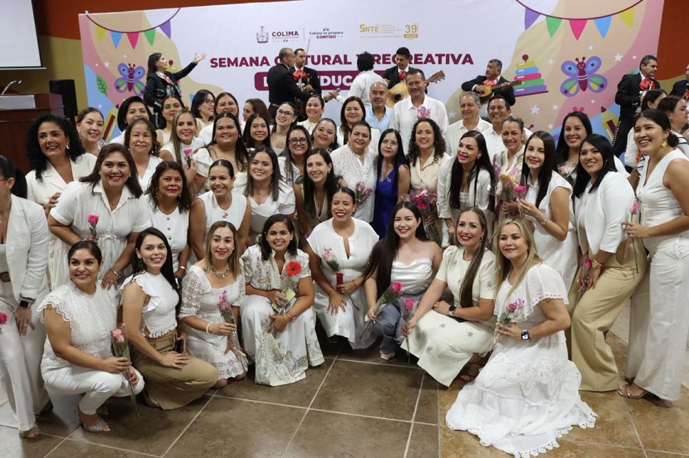 Gobierno de Indira Vizcaíno reconoce la labor de educadoras colimenses