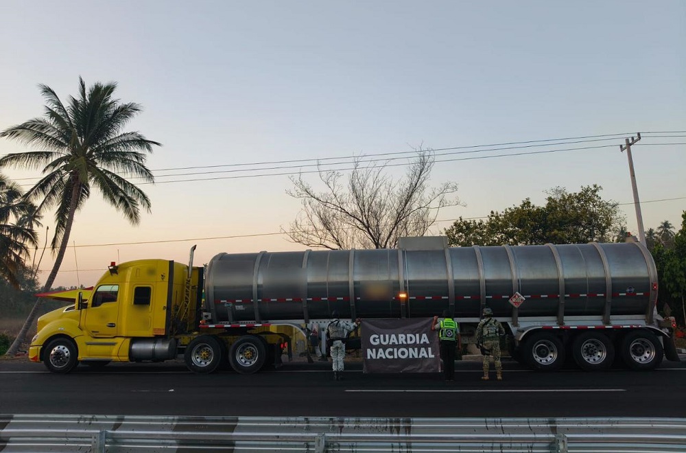 Asegura Defensa y GN cargamento ilícito de gasolina en la carretera Manzanillo-Colima