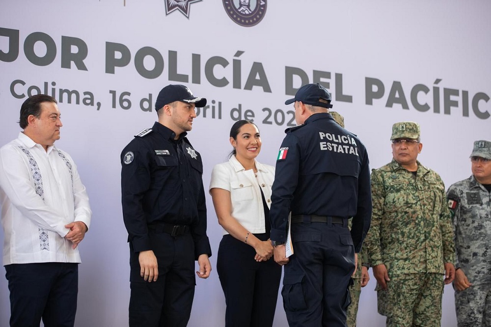 Gobernadora Indira Vizcaíno entrega ascensos y 70 patrullas a la Policía Estatal de Colima