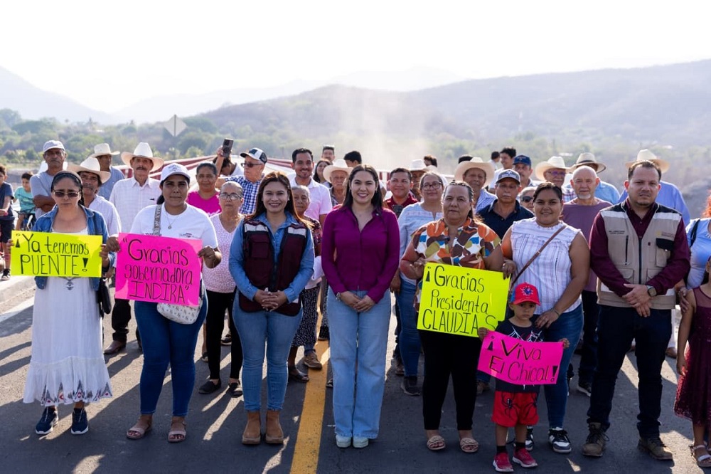 Gobernadora Indira Vizcaíno entregó y recorrió nuevo puente vehicular El Chical en Coquimatlán