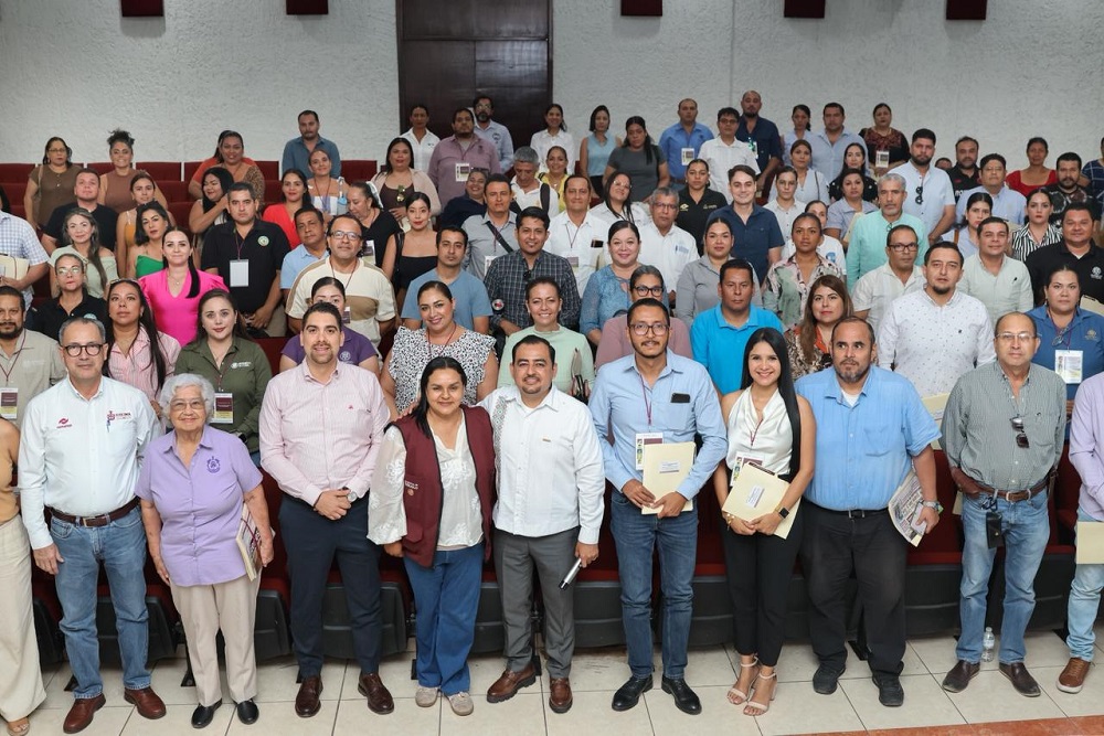 Julio León avanza hacia cobertura total de becas en Colima