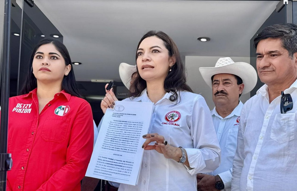 Acompaña Mely Romero a ejidatarios de Manzanillo a presentar denuncia en Congreso del Estado, por aumento de más de 1000 por ciento en cobro predial
