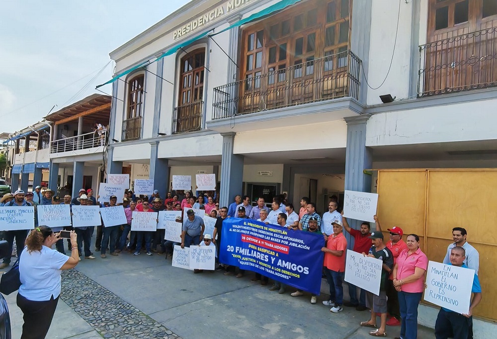 Despide alcalde de Minatitlán a once sindicalizados para basificar a 20 familiares