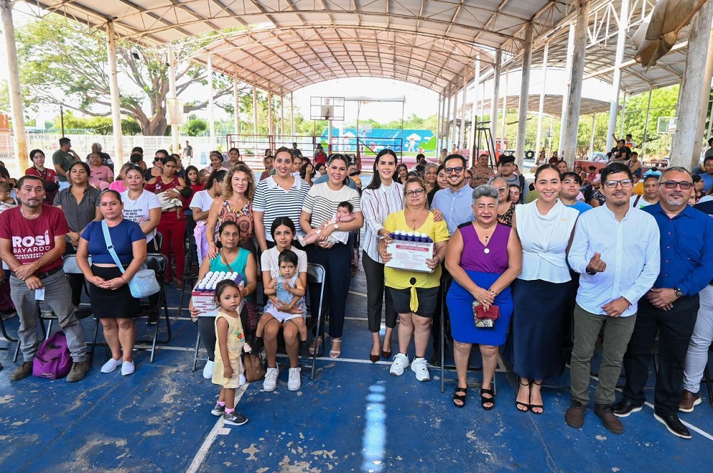 Rosi Bayardo participa en entrega de canastas alimentarias a familias manzanillenses