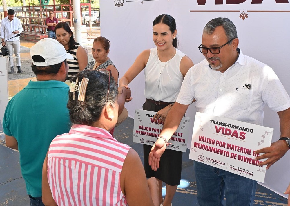 Rosi Bayardo entrega apoyos para mejoramiento de viviendas