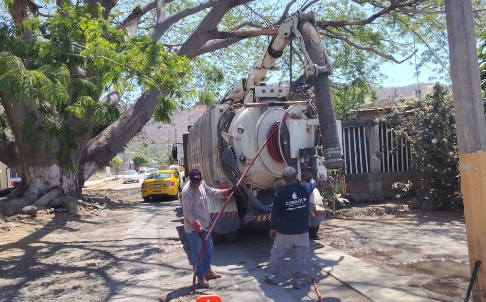 Conagua realiza trabajos preventivos de limpieza y desazolve en Tecomán