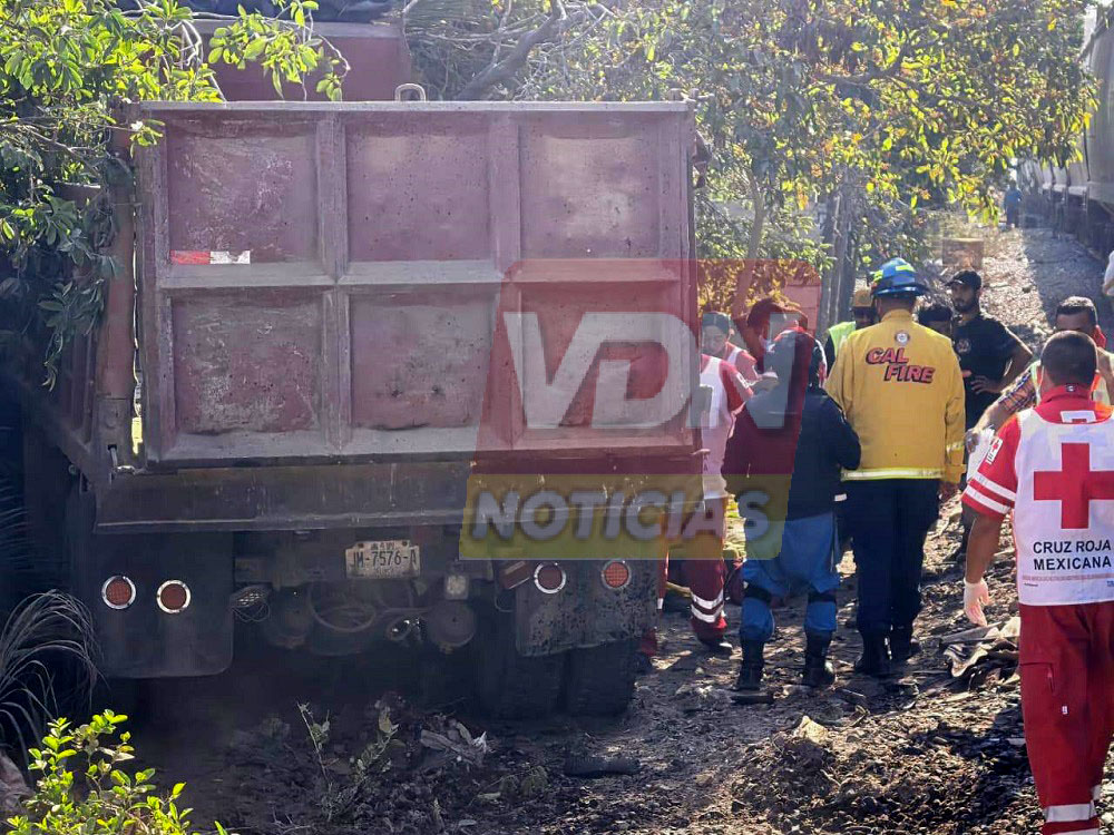 Tren arrolla camión de volteo en Tecomán, su conductor se reporta grave
