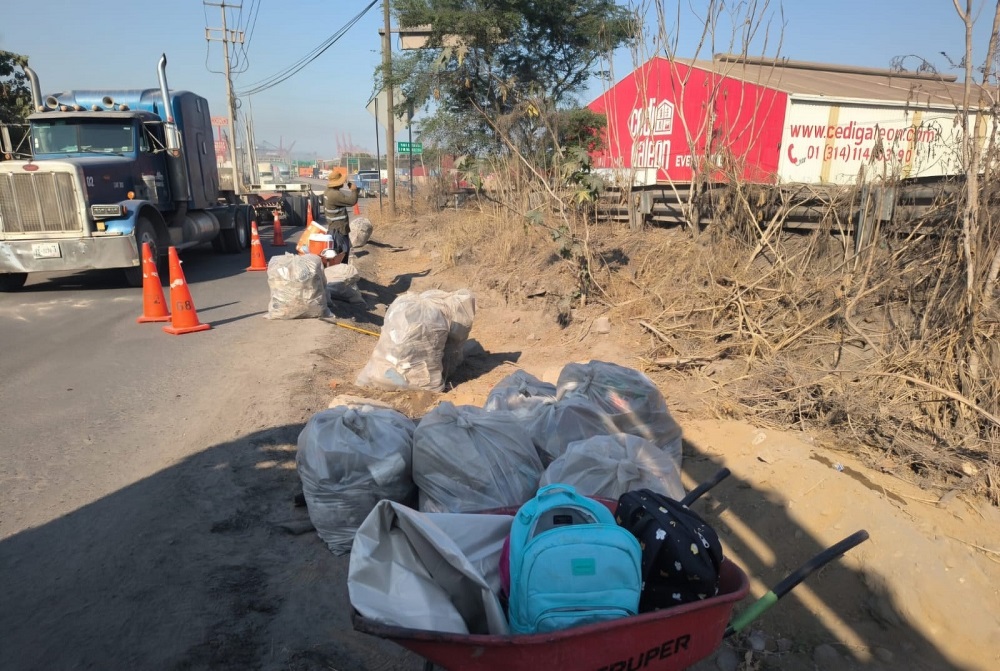 Continúa ASIPONA limpiando carretera a Jalipa