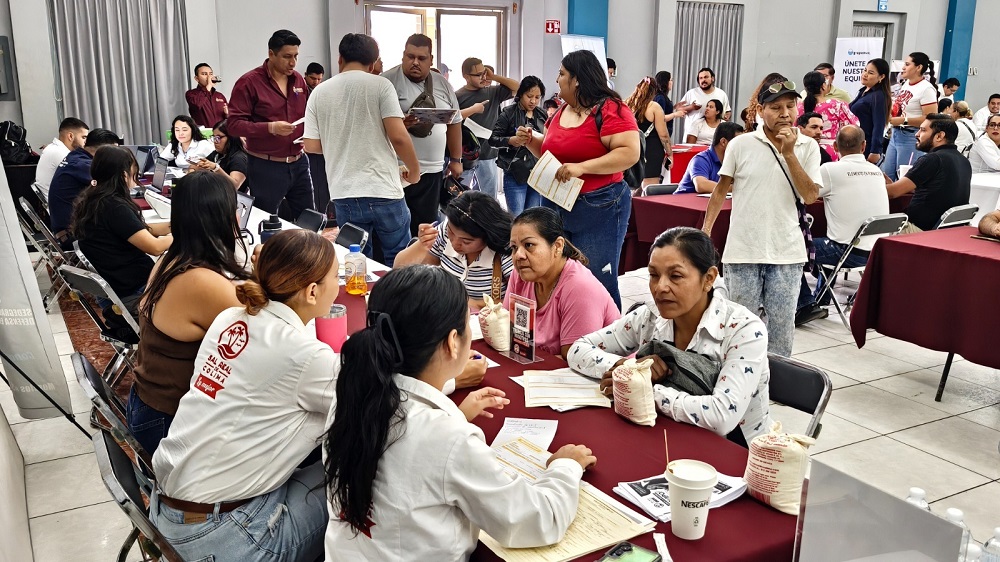 Más de 200 personas aprovecharon la Feria de Empleo en Villa de Álvarez; ofertaron 310 vacantes con sueldos de entre 9 mil y 25 mil pesos mensuales
