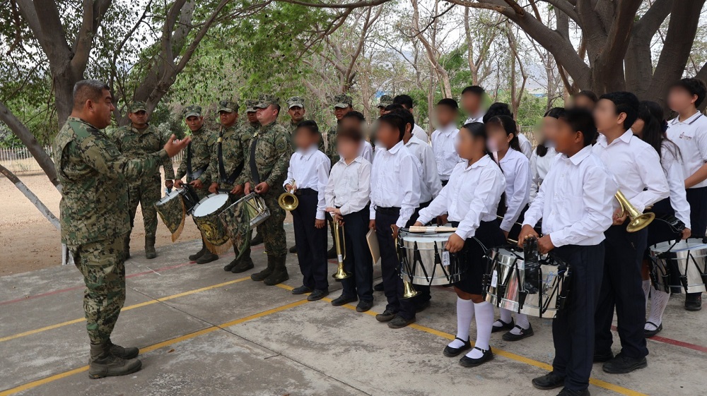 Personal Naval participa en la creación de la banda de guerra de Telesecundaria en Manzanillo