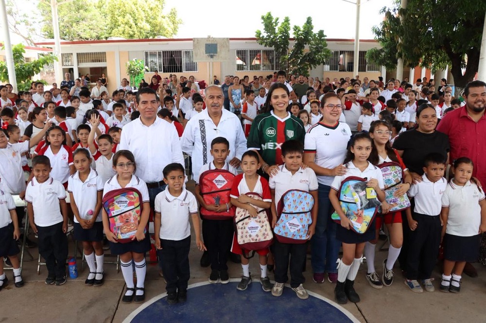 Gobierno de Indira Vizcaíno entrega ColiBecas Mochilas, Útiles y Uniformes a 176 estudiantes de Pueblo Juárez