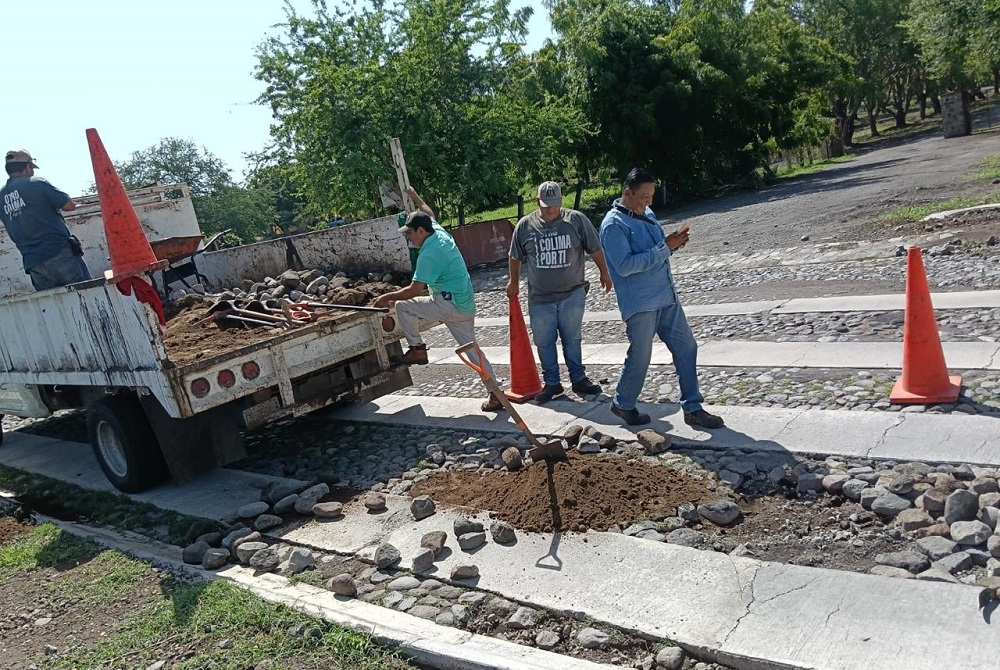 Colima refuerza el mantenimiento vial; rehabilitan empedrados en Avenida Constitución