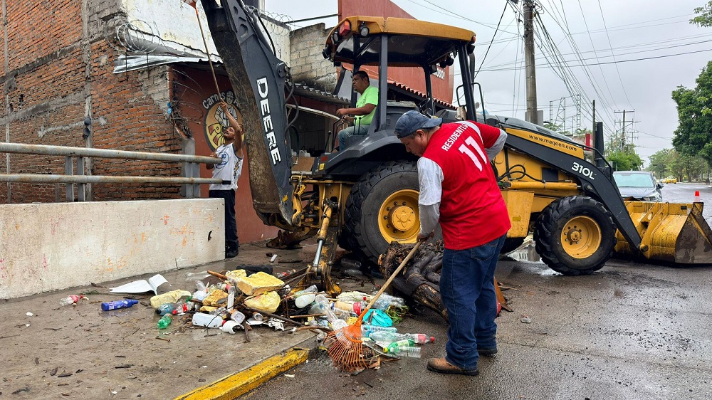 Atiende Ayuntamiento de Colima labores de limpieza y desazolve en el arroyo El Manrique tras intensas lluvias