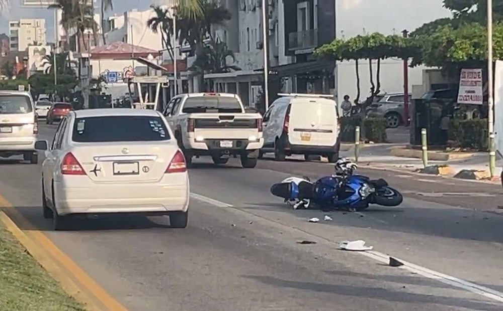 Fatal accidente deja un motociclista muerto y otro más lesionado en el boulevard costero en Manzanillo