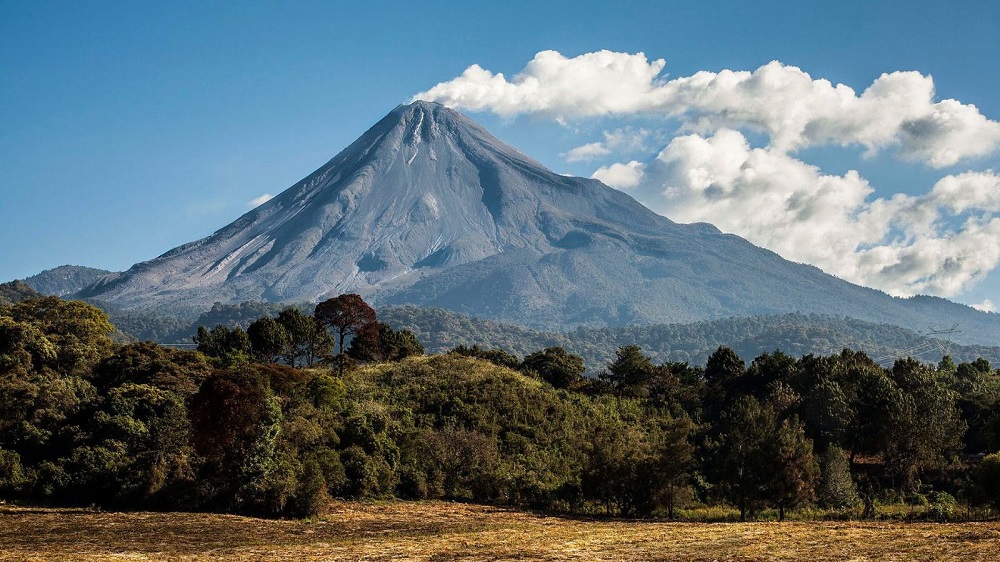 Volcán de Colima está en calma y estable, representa riesgo bajo: UEPC