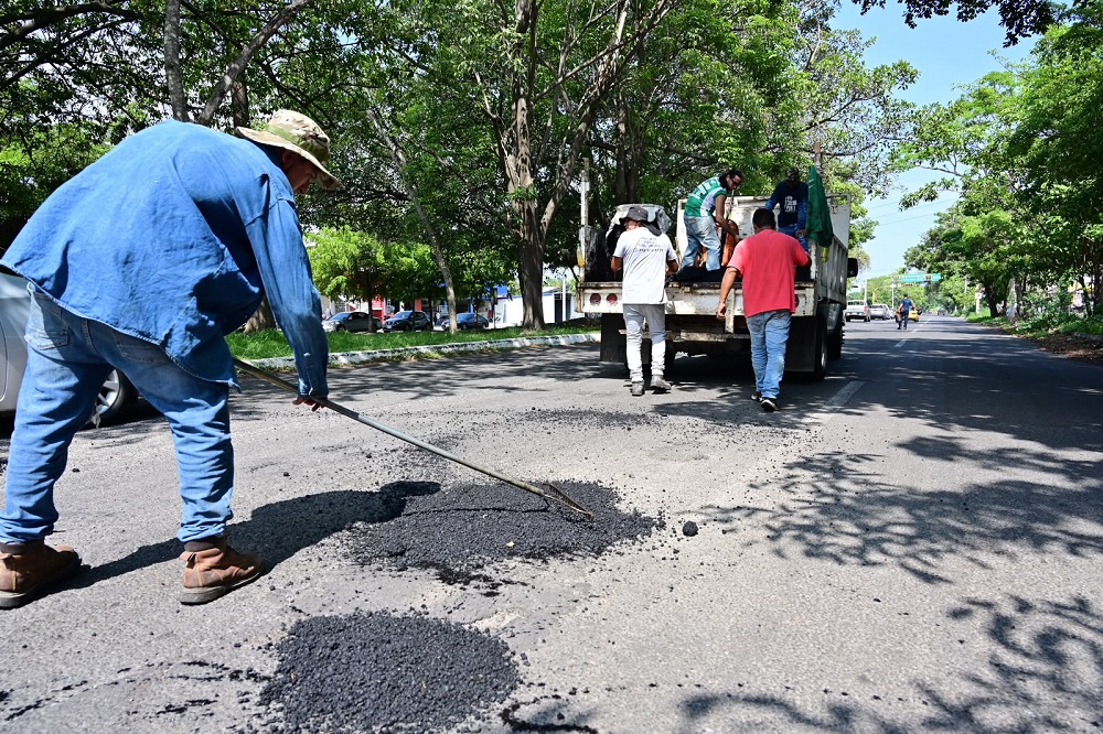 Cuadrillas de bacheo mejoran las condiciones de la avenida Niños Héroes, en la zona oriente de Colima