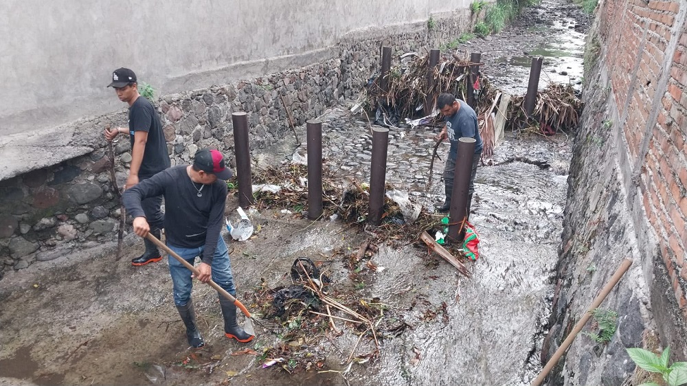 Refuerza Ayuntamiento de Colima labores de desazolve en el río Manrique para prevenir afectaciones durante la temporada de lluvias